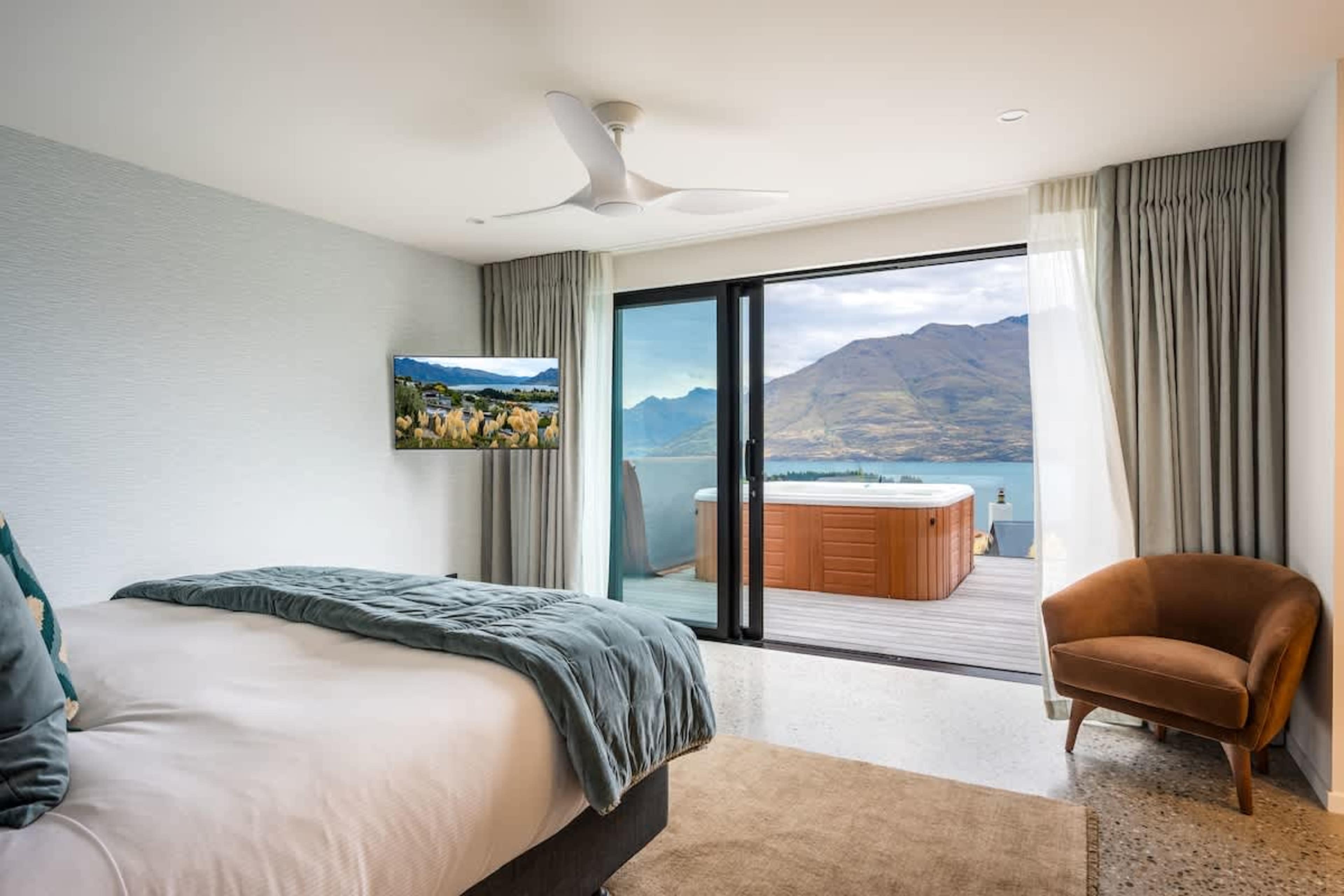 Sumptuous master suite
Relax in the spacious master bedroom, featuring hotel-grade luxury linen for the ultimate sleep experience. Floor-to-ceiling windows fill the room with natural light and showcase breathtaking lake and mountain views.