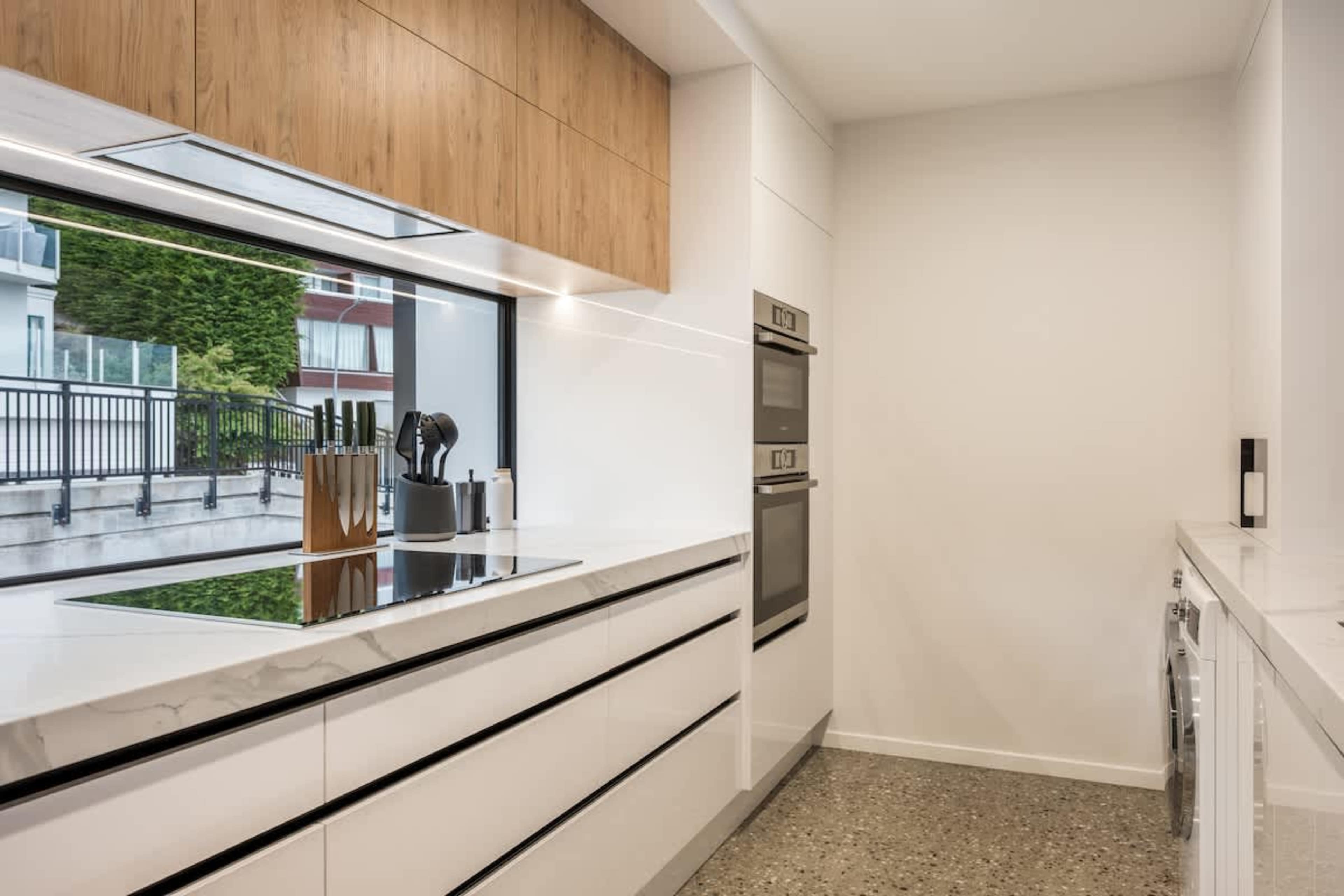 Versatile prep and serving space
With ample counter space and high-end appliances, this kitchen makes entertaining effortless. It’s ideal for casual dining, catering, or hosting guests alongside the main kitchen.