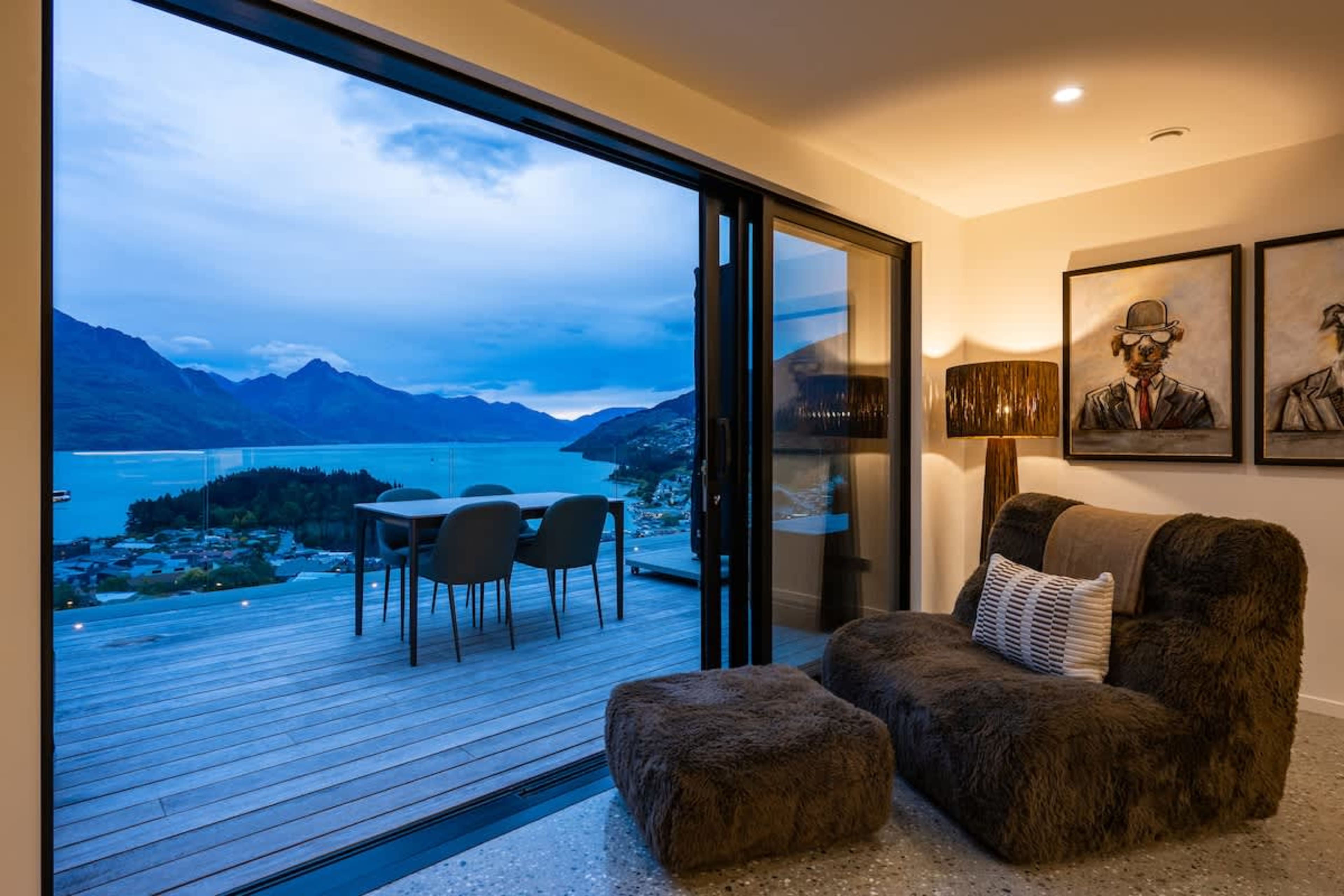 Indoor-outdoor flow
Step seamlessly from the living room onto the terrace or balcony. Enjoy the perfect blend of indoor comfort and outdoor beauty, day or night.