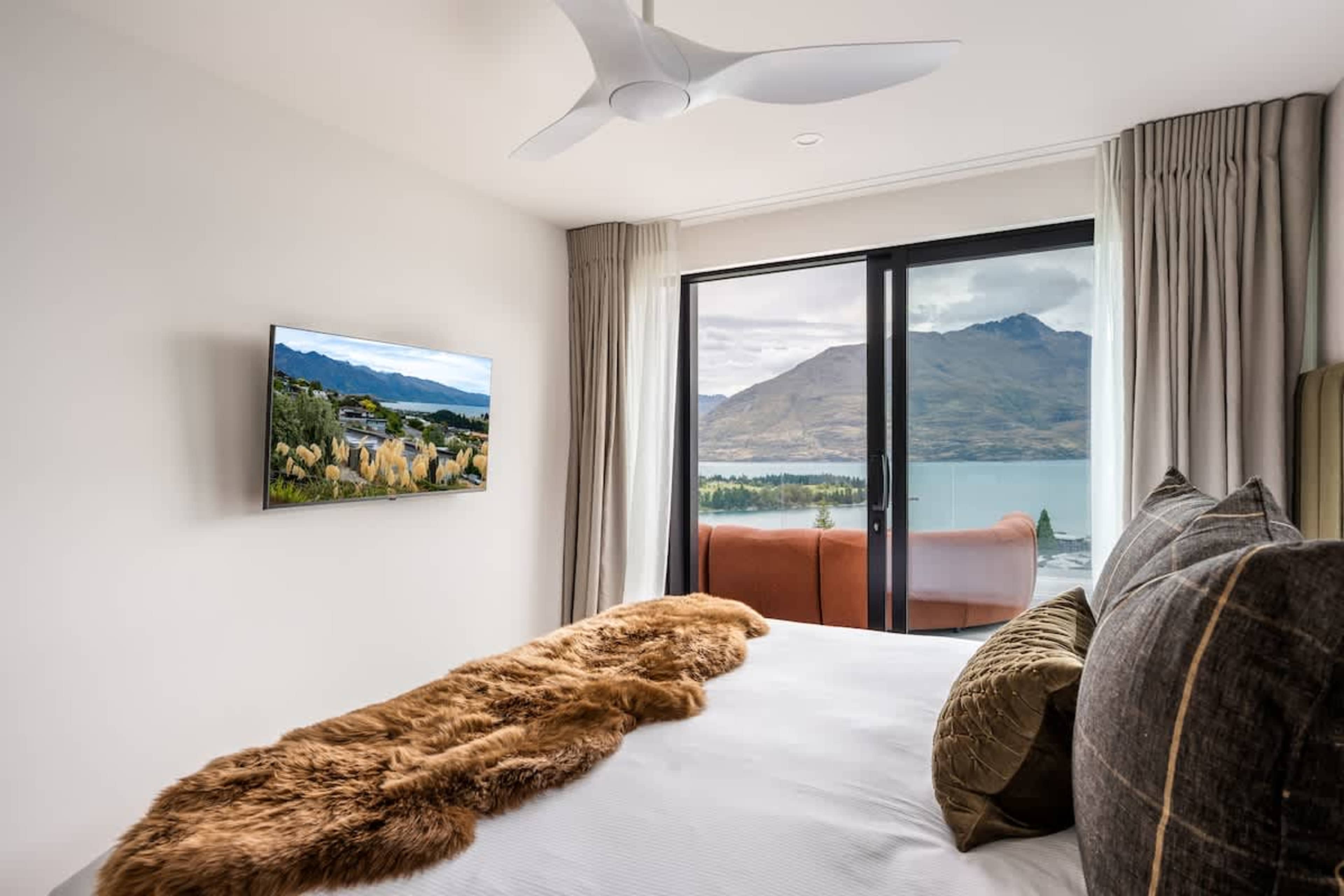 Flexible luxury suite
Bedroom 5 features a private ensuite and plush, hotel-grade bedding for a restful stay. The bed can be configured as a king or split into two singles, offering flexibility for couples or friends traveling together.