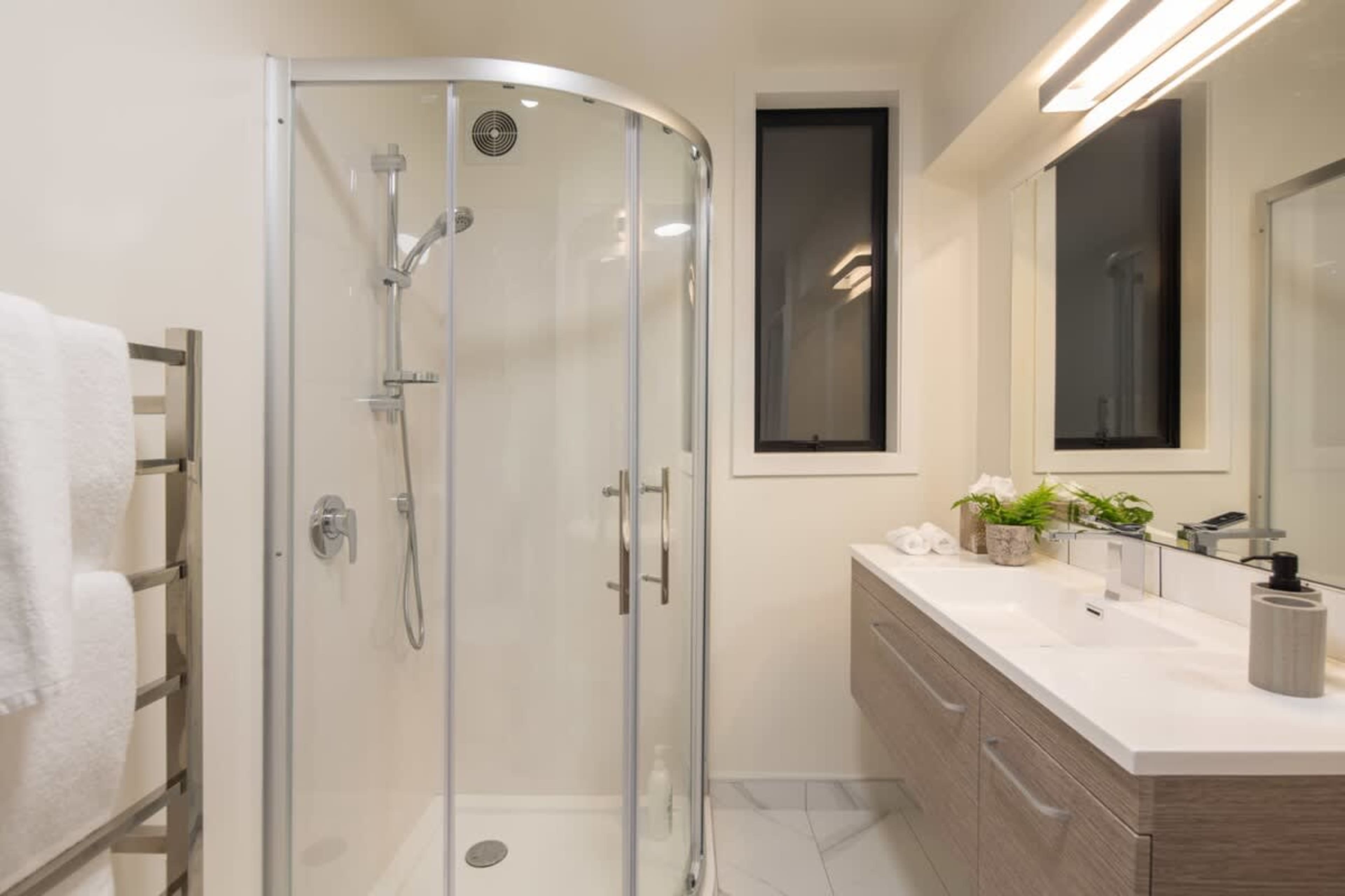 Chic Bathroom with Stylish Fixtures and Ashley & Co. Amenities – Refresh and rejuvenate in this elegantly designed bathroom, featuring modern fixtures and luxurious Ashley & Co. toiletries, creating a spa-like atmosphere for your comfort.