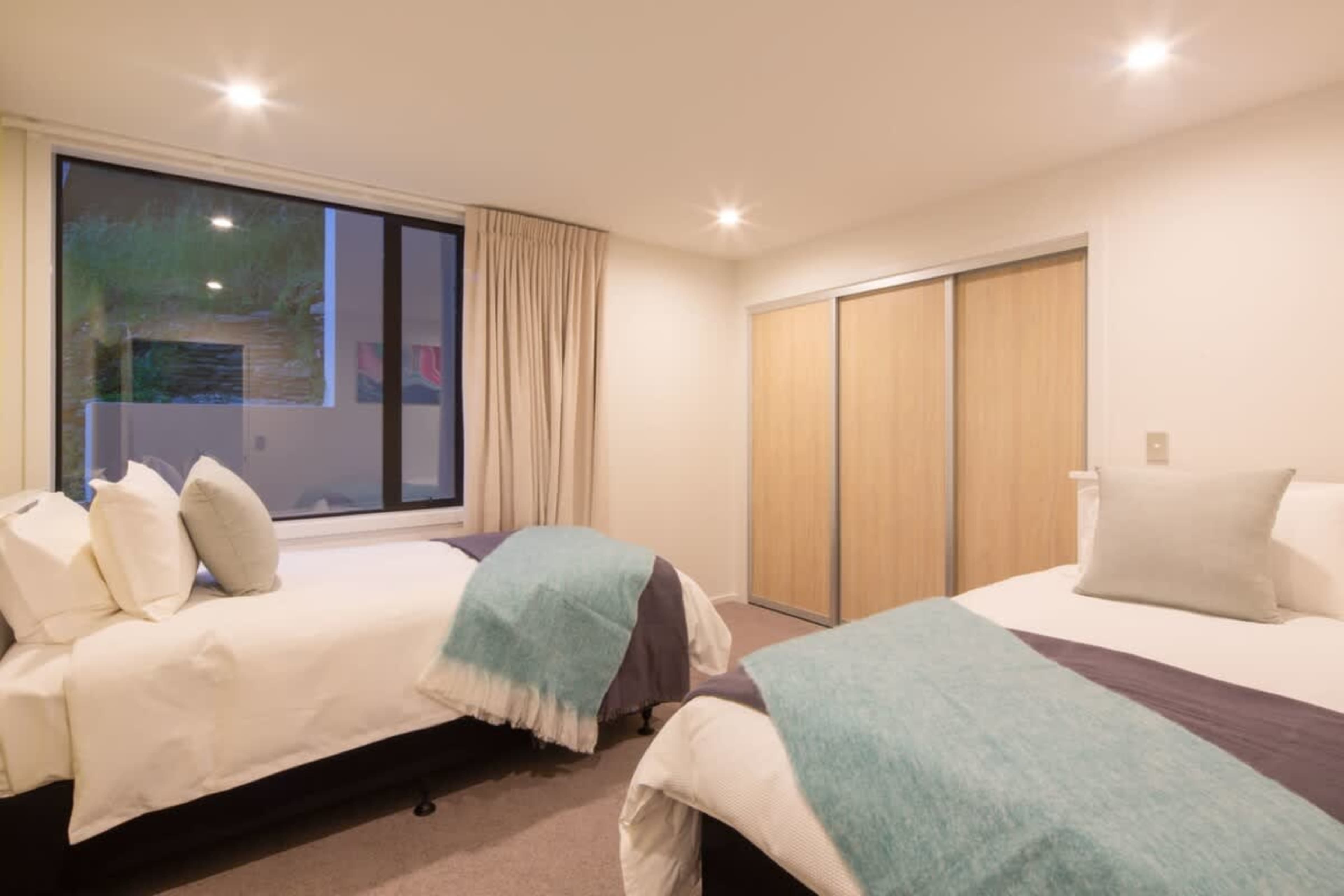 
Versatile Bedroom 2 with King Split Bed – This well-appointed bedroom offers a flexible sleeping arrangement with a king bed that can be split into two singles, perfect for accommodating different guest preferences in style and comfort.