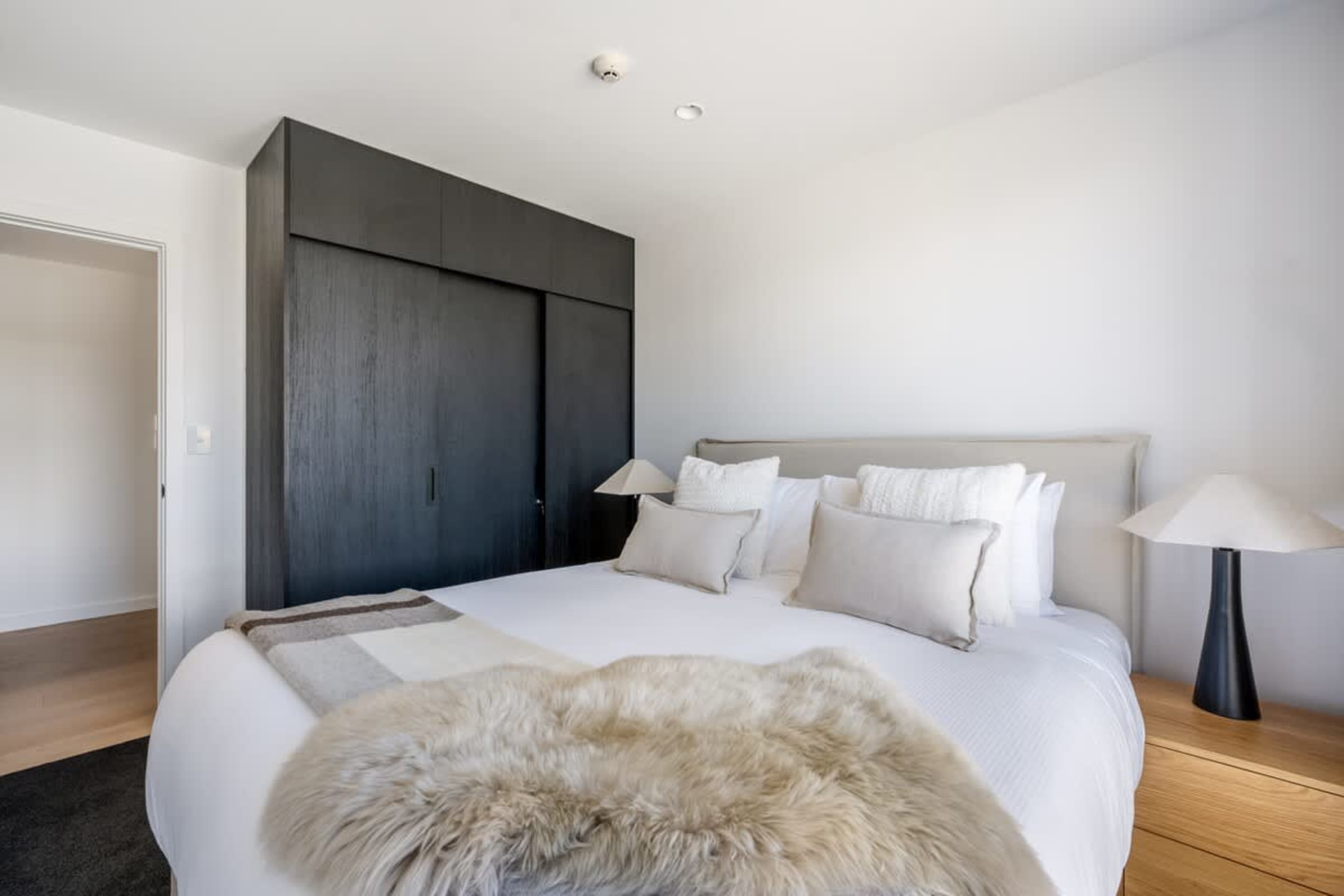 Bedroom 3, Clubhouse apartments Jacks Point Golf Course. King Sleepyhead bed that splits into singles, sumptuous premium linens, stylish alpine comfort. Ideal flexible luxury golf & ski getaway.