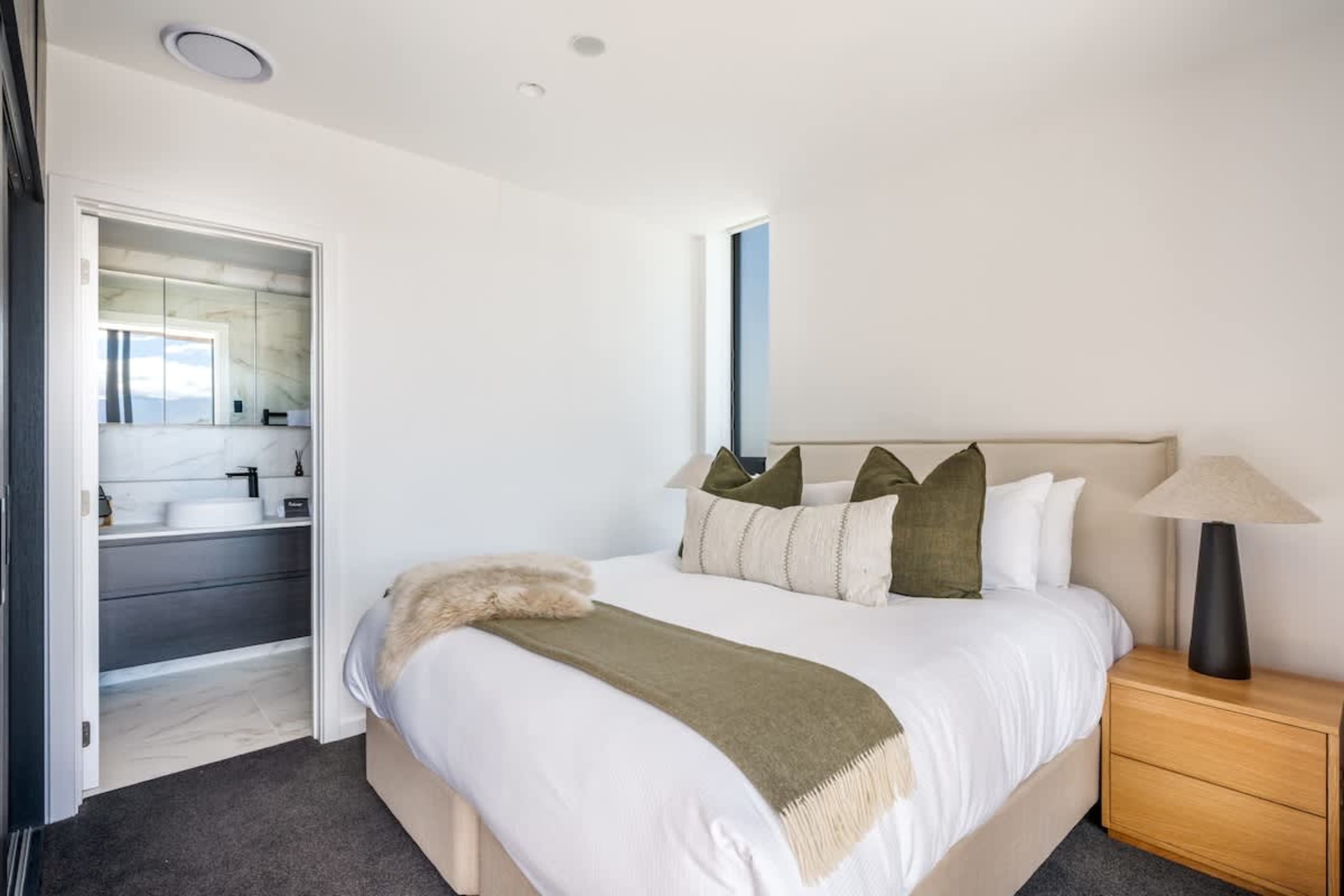 King master bedroom, Clubhouse Lane at Jacks Point. Brand new Sleepyhead bed with luxury linens, panoramic golf course mountain & lake views, elegant modern alpine decor, private en-suite. Queenstown’s finest retreat.