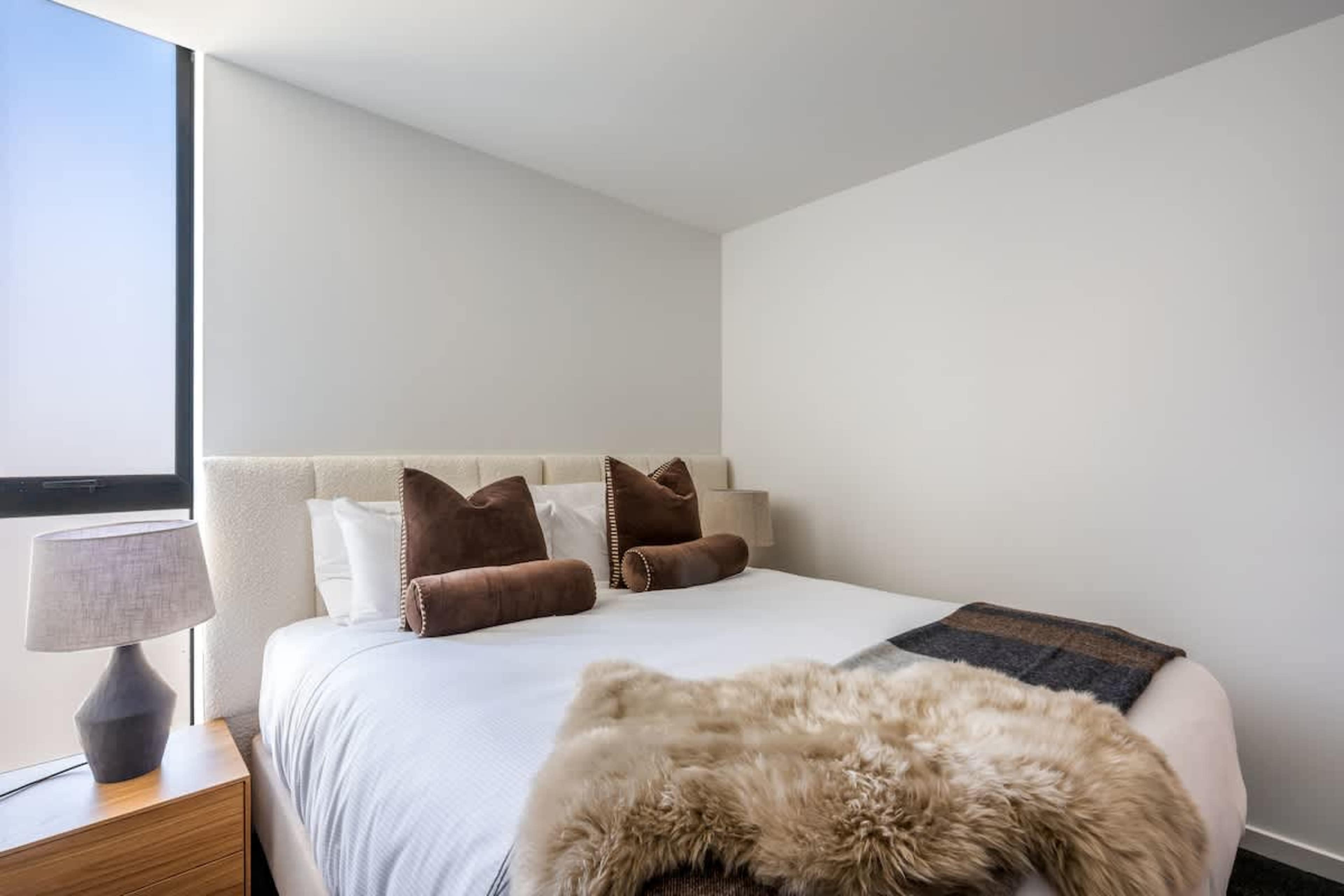 Bedroom 2, Clubhouse Lane apartments, Jacks Point Golf Course. Brand new king Sleepyhead bed, luxurious plush bedding, modern alpine style, premium linens and pillows. Queenstown golf & ski retreat.