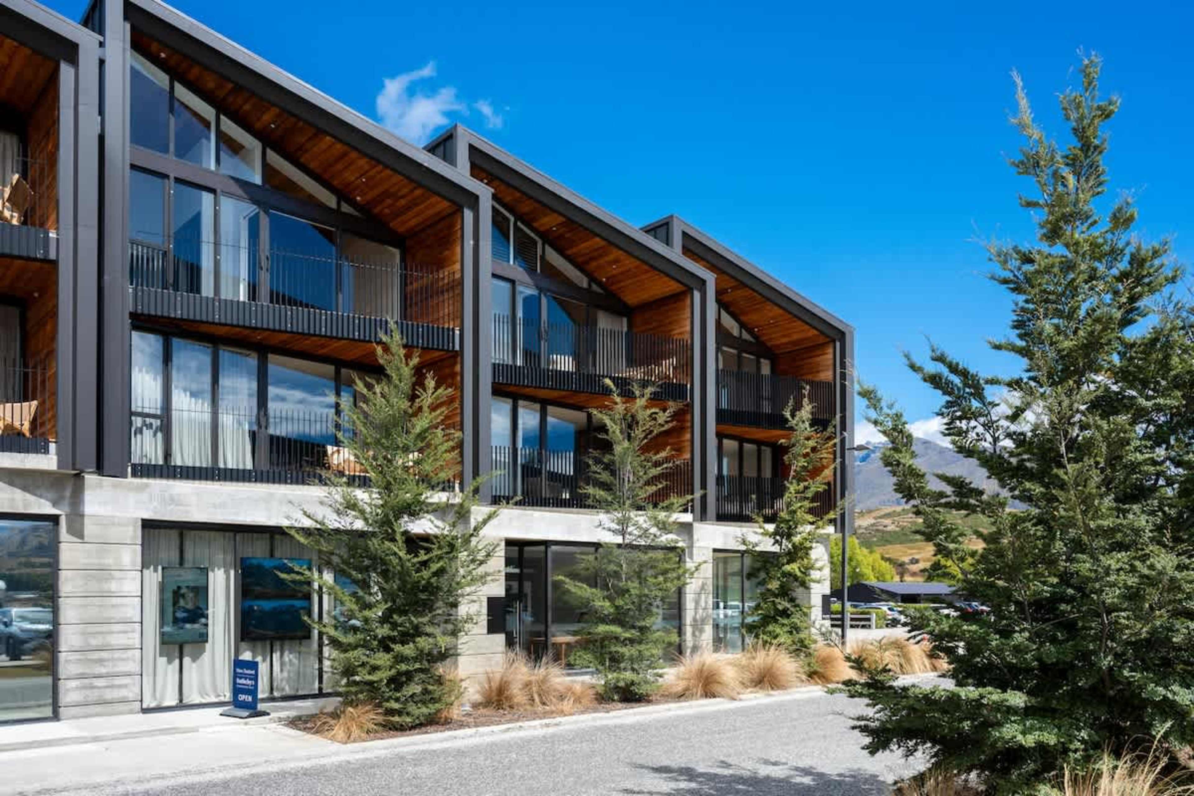 Clubhouse apartments, Jacks Point Golf Course Queenstown. Striking exterior with direct golf course access, panoramic views of The Remarkables and Lake Tewa. Perfect golf & ski base.