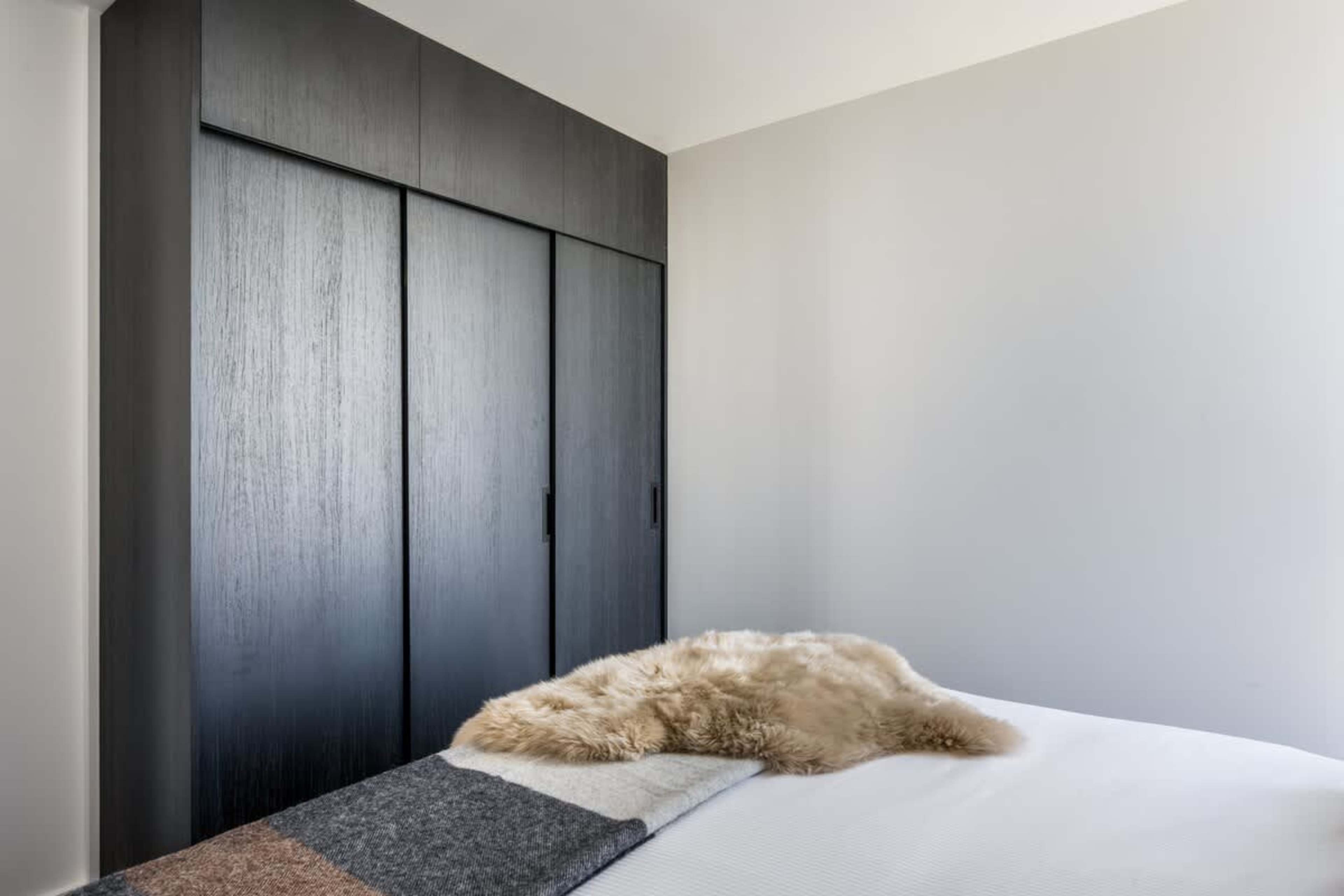 Spacious Bedroom 2, Clubhouse Lane at Jacks Point. King Sleepyhead bed dressed in premium plush linens, modern alpine comfort, high-quality pillows. Queenstown’s finest golf retreat.