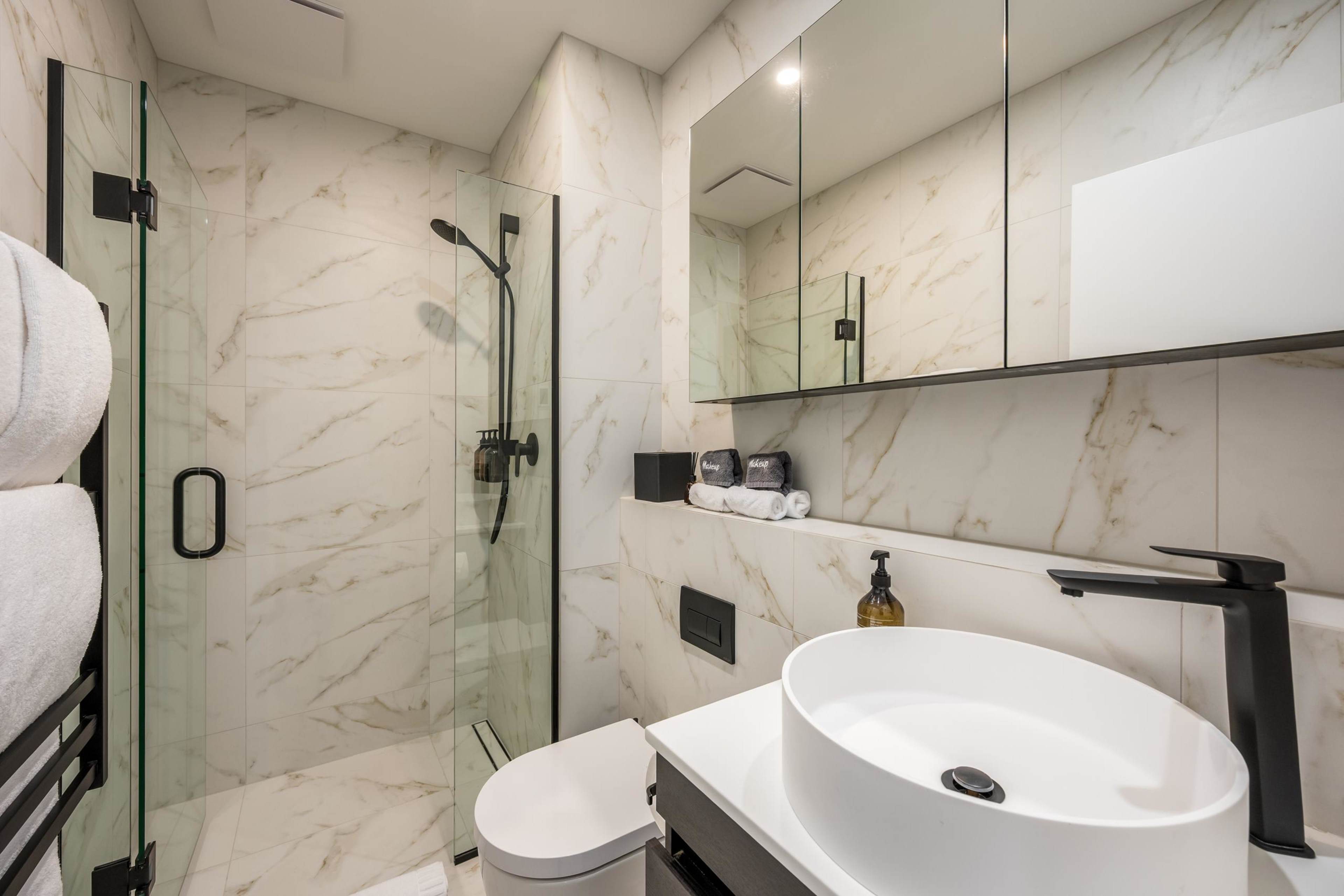 Shared bathroom of Bedroom 2 and 3