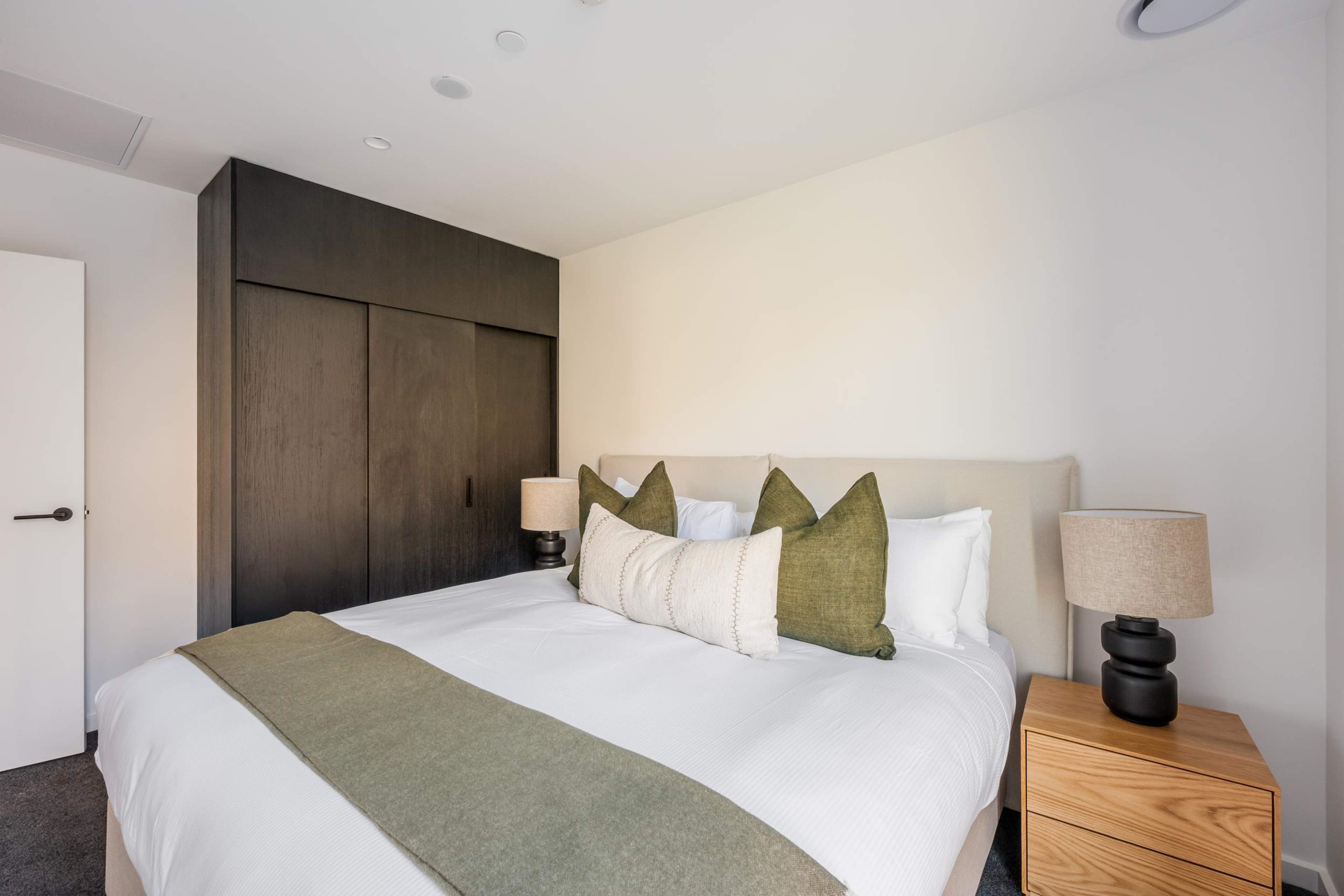 Split king bedroom with wardrobe