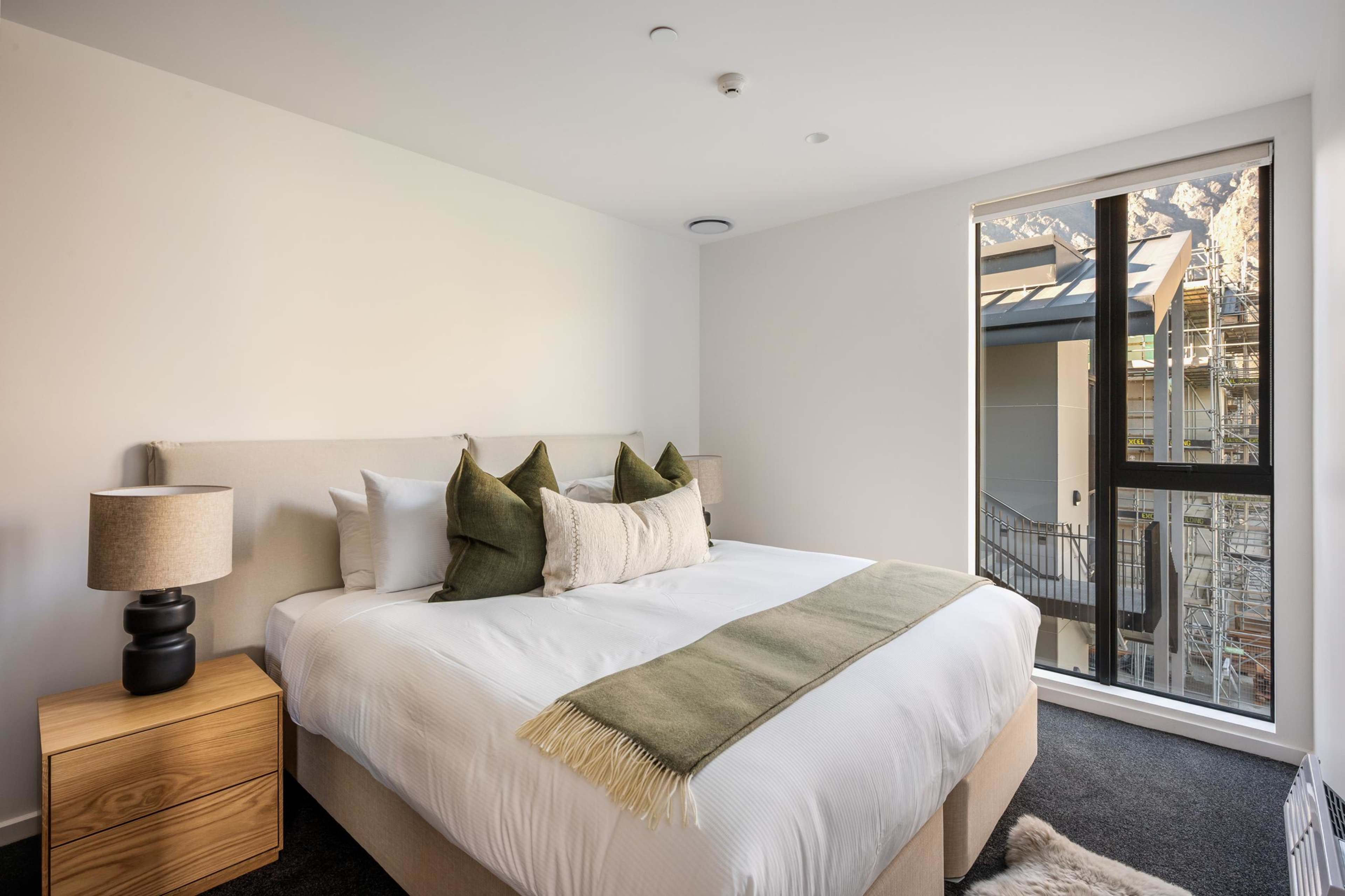 Split king bedroom