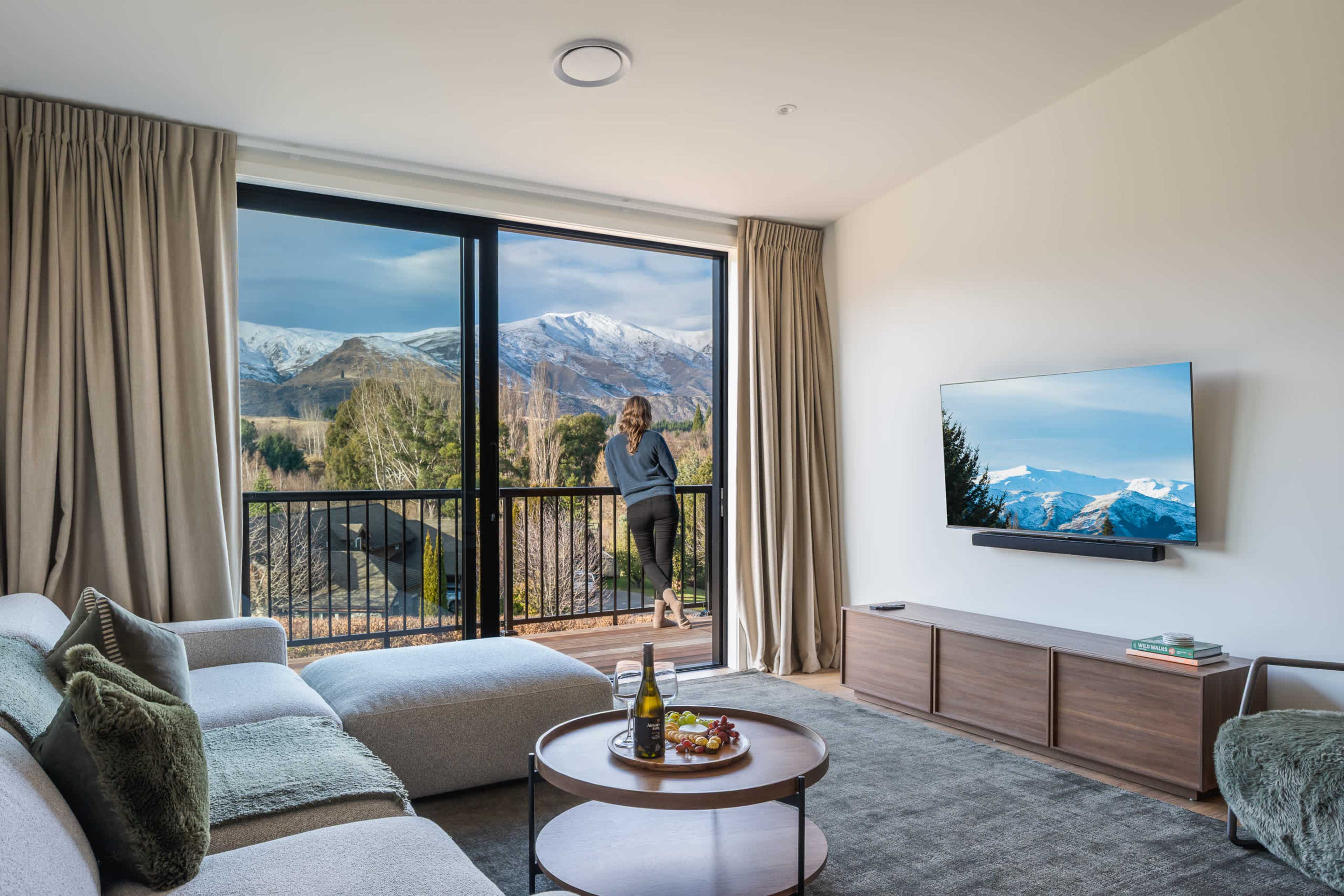 Step straight from the plush sofa onto the deck for sweeping, uninterrupted mountain views.