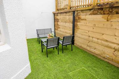 Coastal 1-Bed Apt w/ Free Gym, Parking & Garden - Photo 5