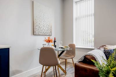 Modern & Mellow 1-bed Apt w/ Free Parking & Wi-Fi - Photo 4