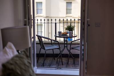 NEW! Stunning 1-bed Apt w/ Balcony & Free Parking - Photo 2