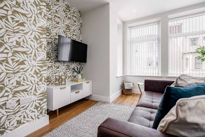 NEW! Stunning 1-bed Apt w/ Balcony & Free Parking - Photo 3