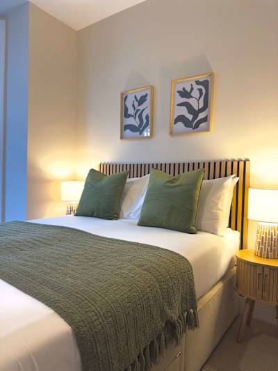 Spacious Family Retreat with Double & Single Bed - Photo 2