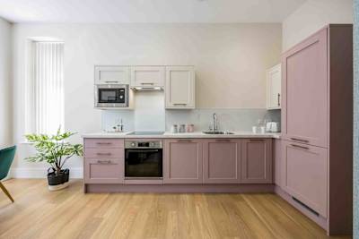 Luxurious Coastal Retreat with Garden - Photo 3
