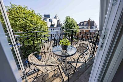 Luxurious Seaside Retreat with Balcony - Photo 5