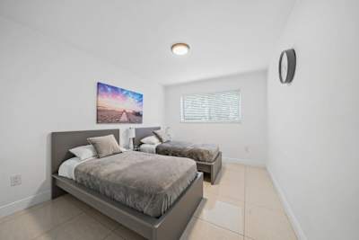 Sixth bedroom with two twin beds