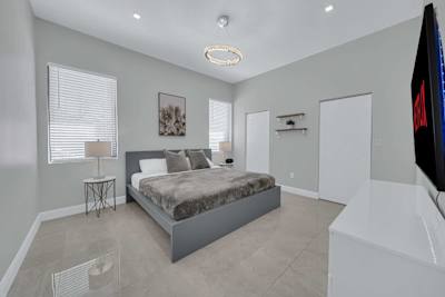 Master bedroom suite with King size tempur pedic bed