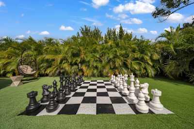 Giant chess