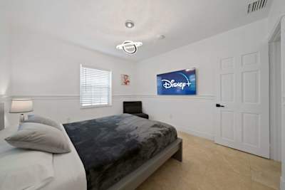 Queen size tepur-pedic bed