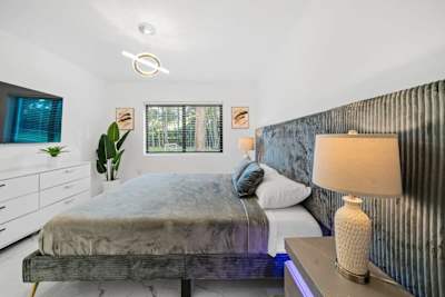 Cozy tempur-pedic bed with Smart tv