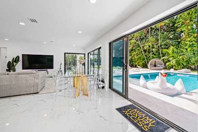 Two Neighboring Villas — photo 14