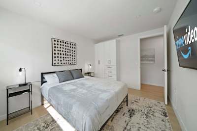 With tempur pedic queen size bed and smart TV