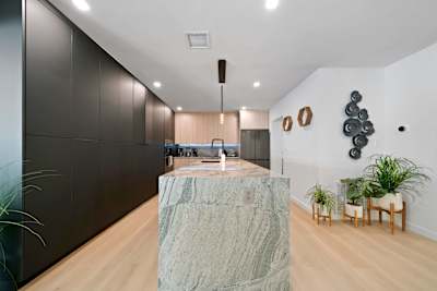 Large gourmet kitchen, fully stocked