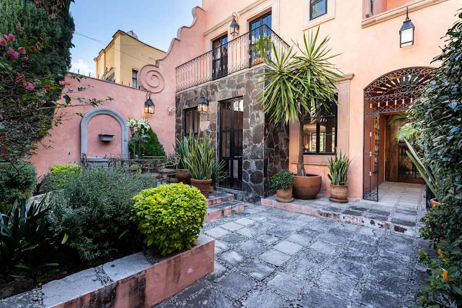 3BR Guadalupe Home with Rooftop & Elevator, Flat Walk to Centro photo 1