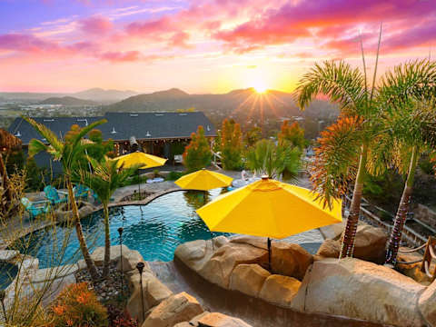 Mountaintop Estate: Pool-Hot Tub-Theatre-Tiki Bar - 2