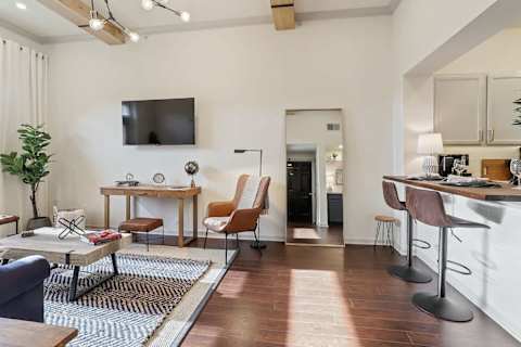Luxury King bed condo w/pool gym and free parking - 5