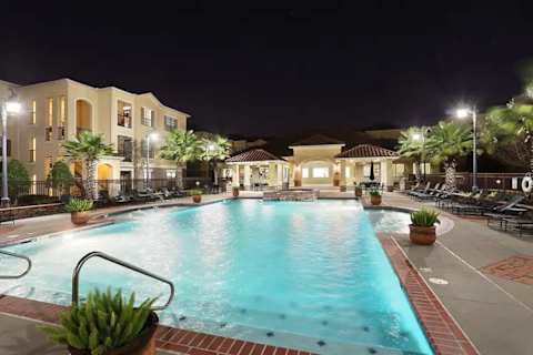 Luxury King bed condo w/pool gym and free parking - 3