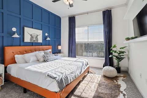 Luxury King bed condo w/pool gym and free parking - 2