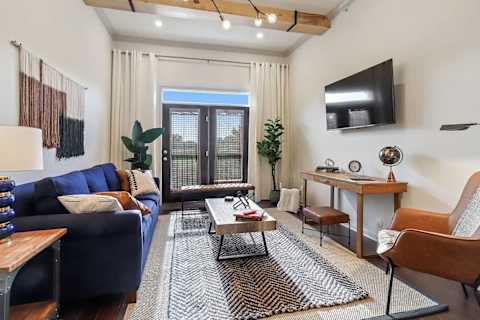 Luxury King bed condo w/pool gym and free parking - 4