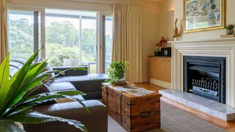 Lakeside Suite 1 + Lakeside Retreat + Spa Bath