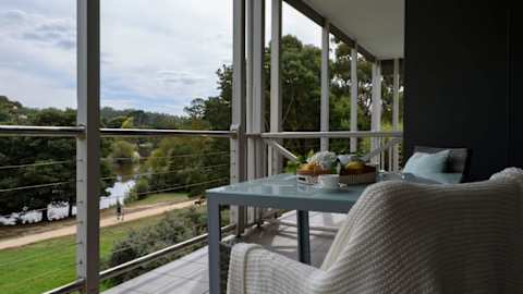 Lakeside Suite 1 + Lakeside Retreat + Spa Bath