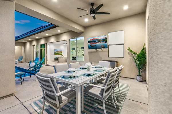 A perfect area to have some late-night meals.