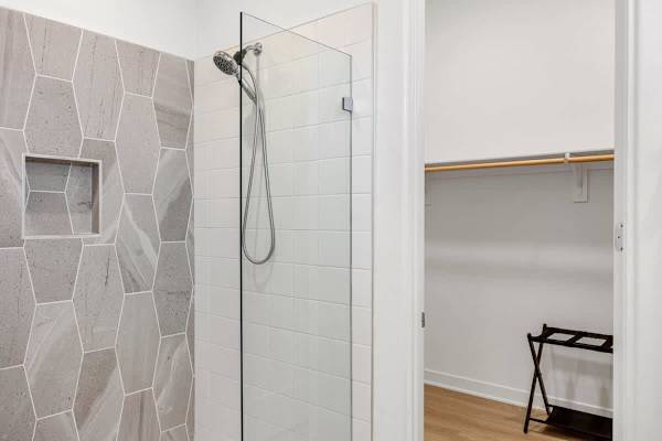 Start every day refreshed in this modern spa bath.
