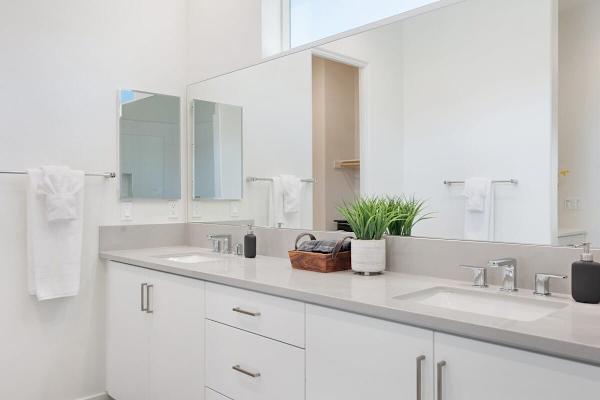 A spacious bath that keeps your morning flow simple.