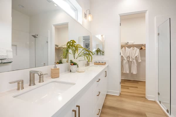 A clean, spacious master bath for easy routines.