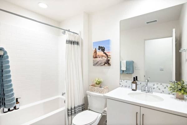 Hallway bathroom with a shower/tub combo.