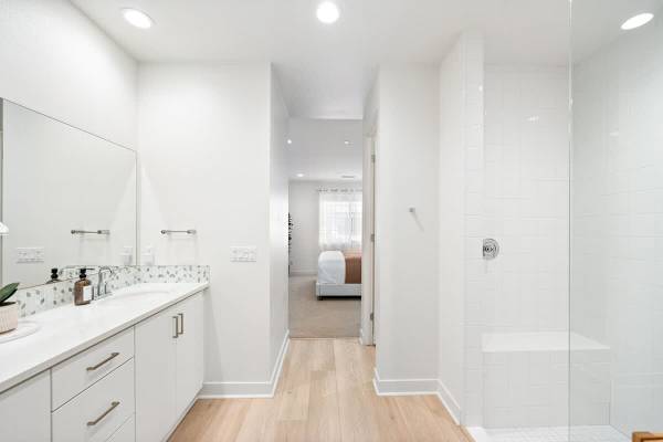A spacious master bathroom that keeps your morning flow simple.