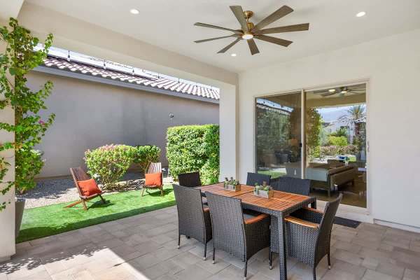 The seating area is perfect for some early morning and afternoon meals.
