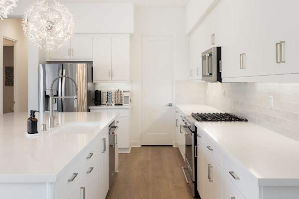 Fully stocked kitchen for your convenience.
