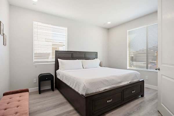Bedroom features a Queen-sized Bed.