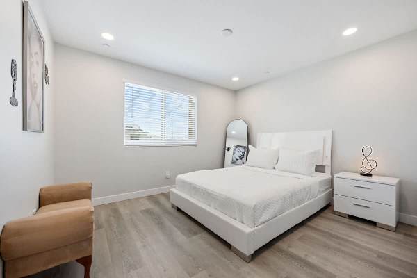 Bedroom features a Queen-sized Bed.
