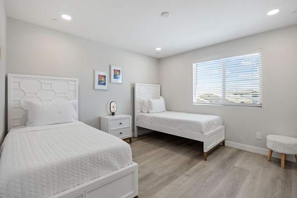 Bedroom features two Twin-sized beds.