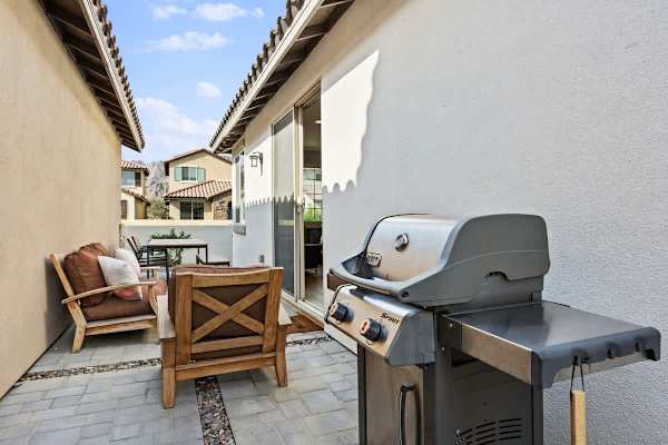 Enjoy backyard grilling with this convenient BBQ.